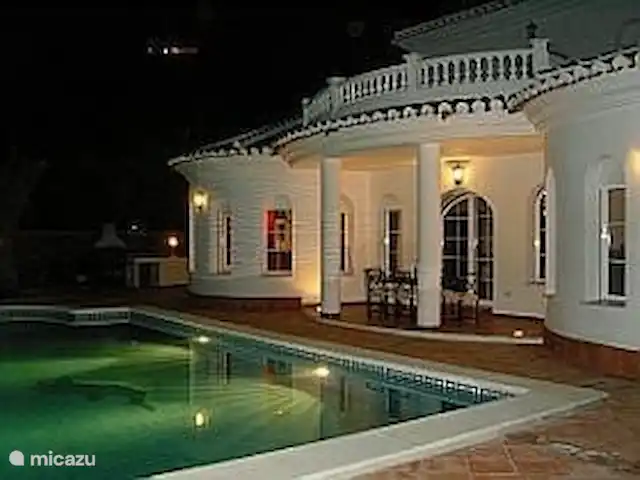 El Ancla huren in Spanje, Andalusië, Sayalonga - villa Villa in avond