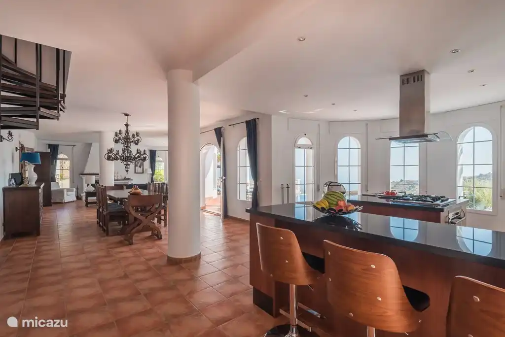 Blick von der Küche auf das Esszimmer