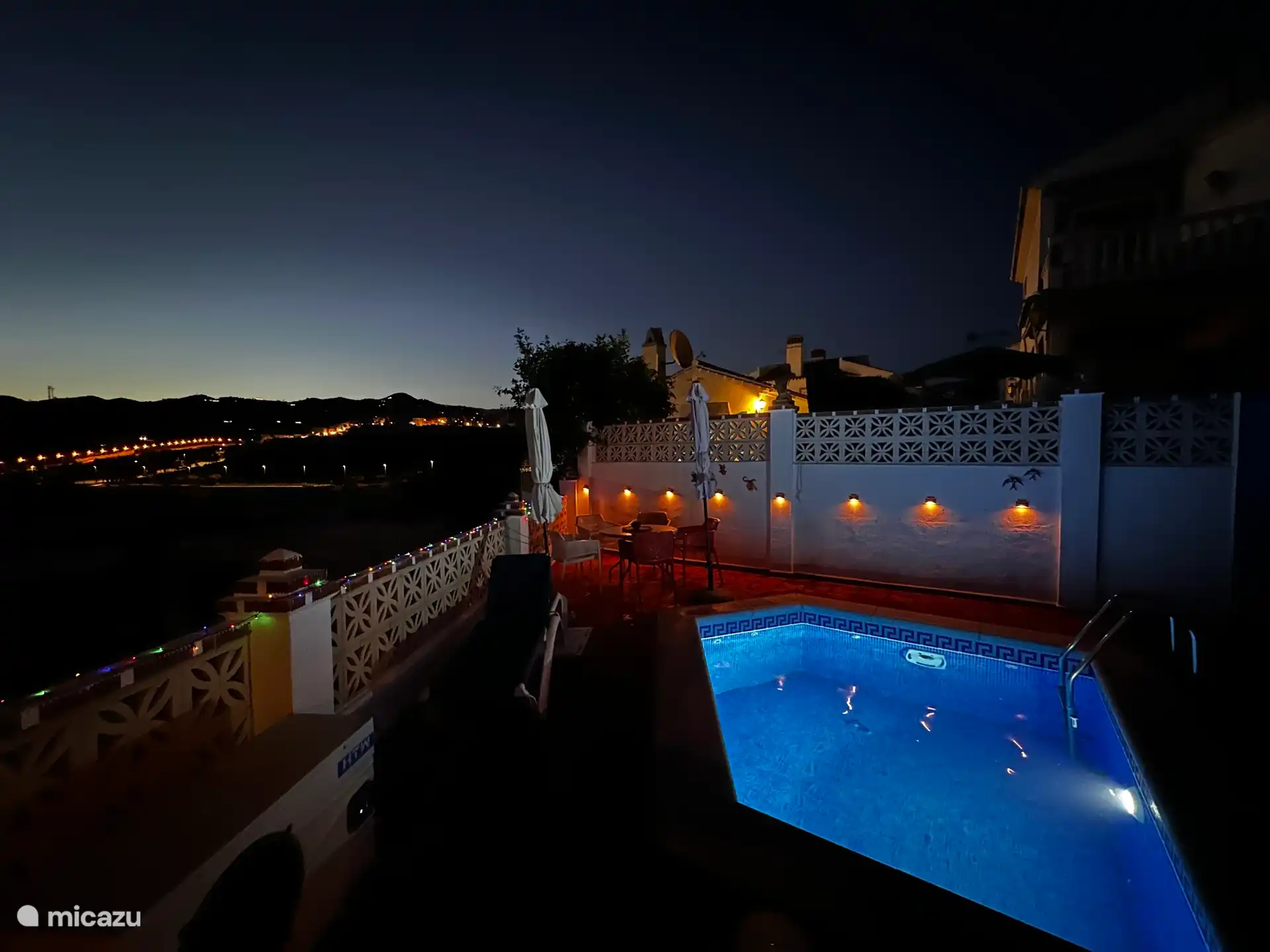 Schwimmbad am Abend. Beleuchtung der Solarterrasse. 