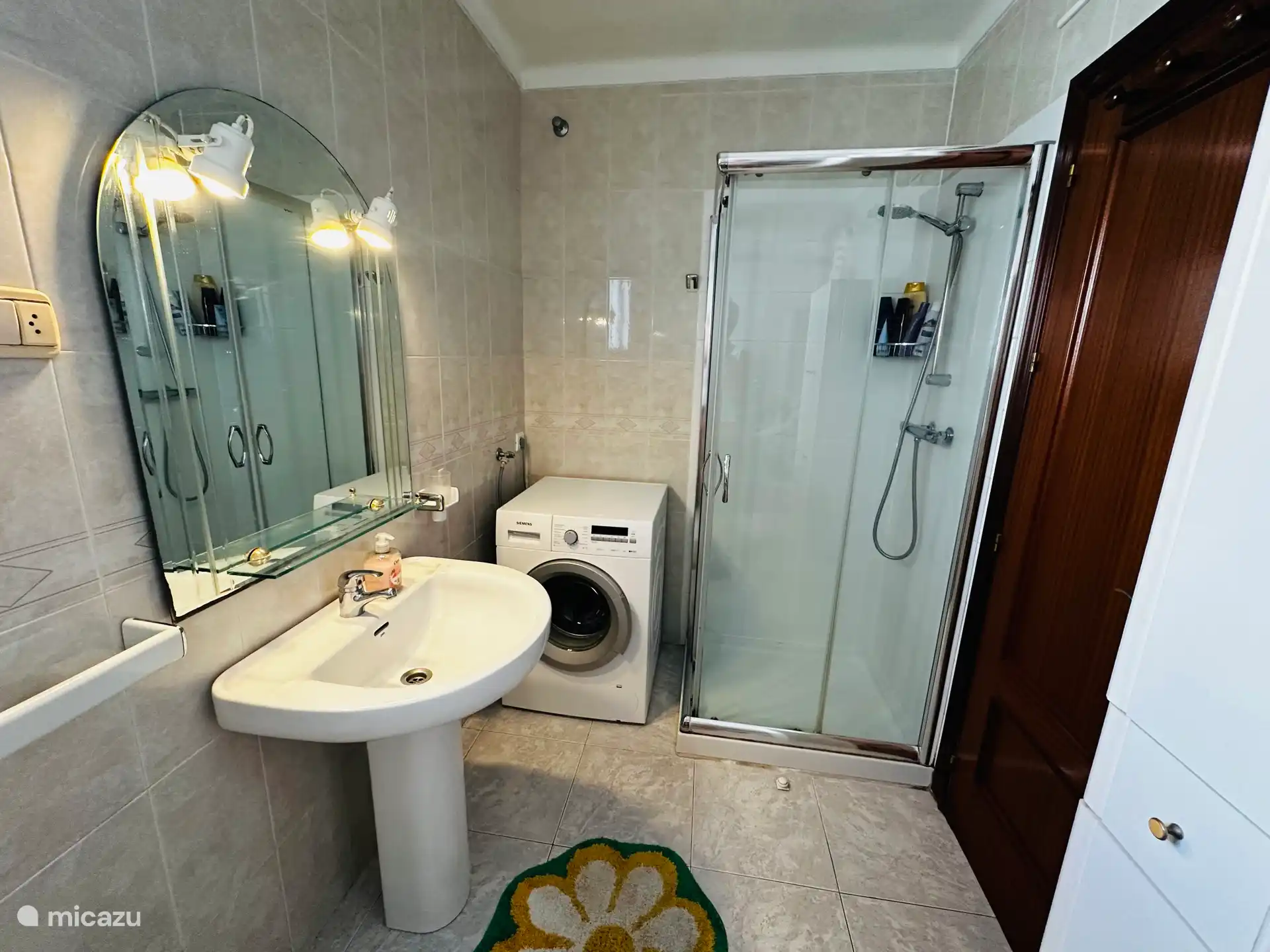 Badezimmer. Dusche, Waschmaschine, Waschbecken. Natürlich gibt es hier auch eine Toilette und ein Bidet. 