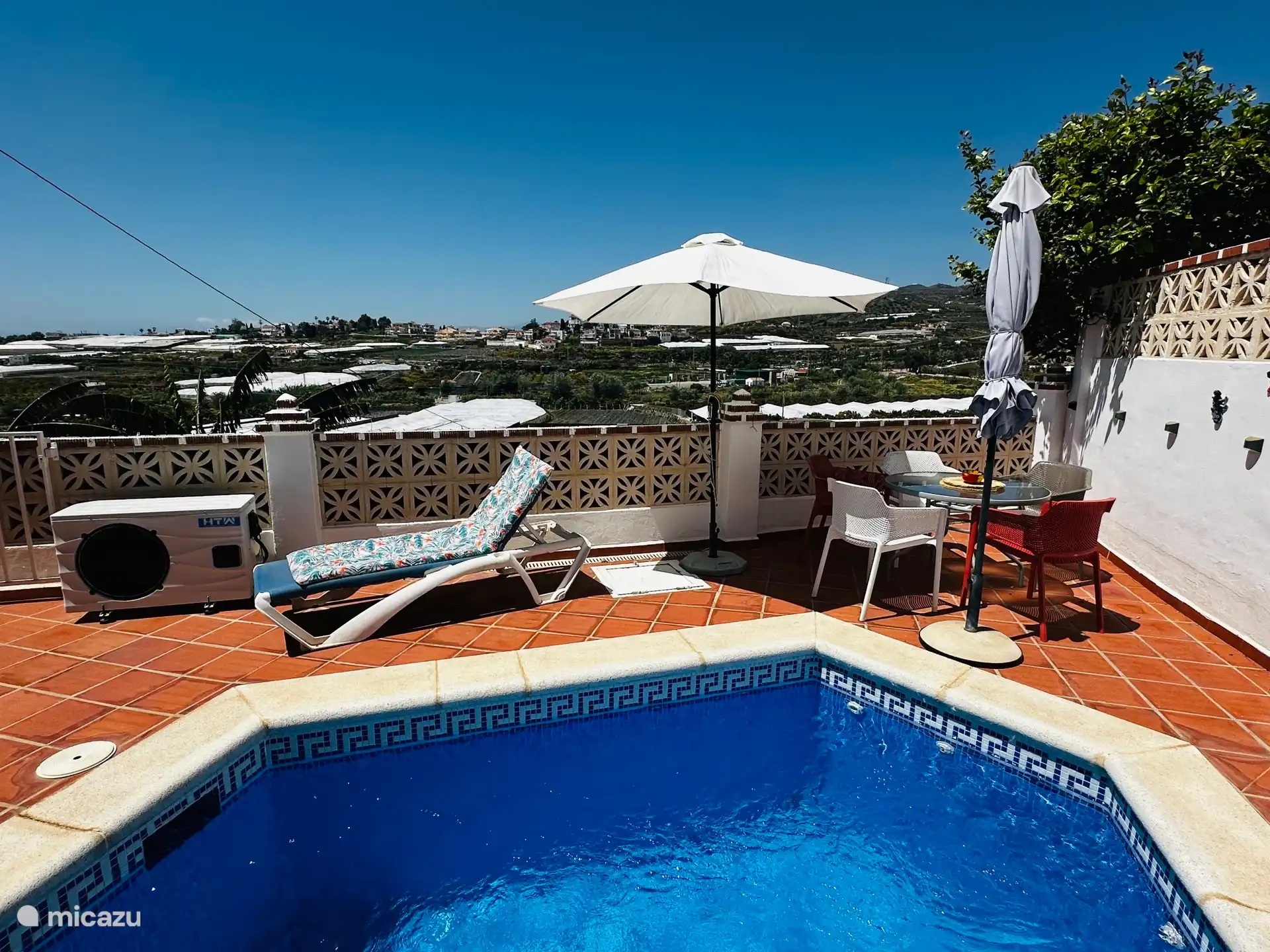 Beheiztes Schwimmbad. Abschließbare Tore für die Sicherheit. 