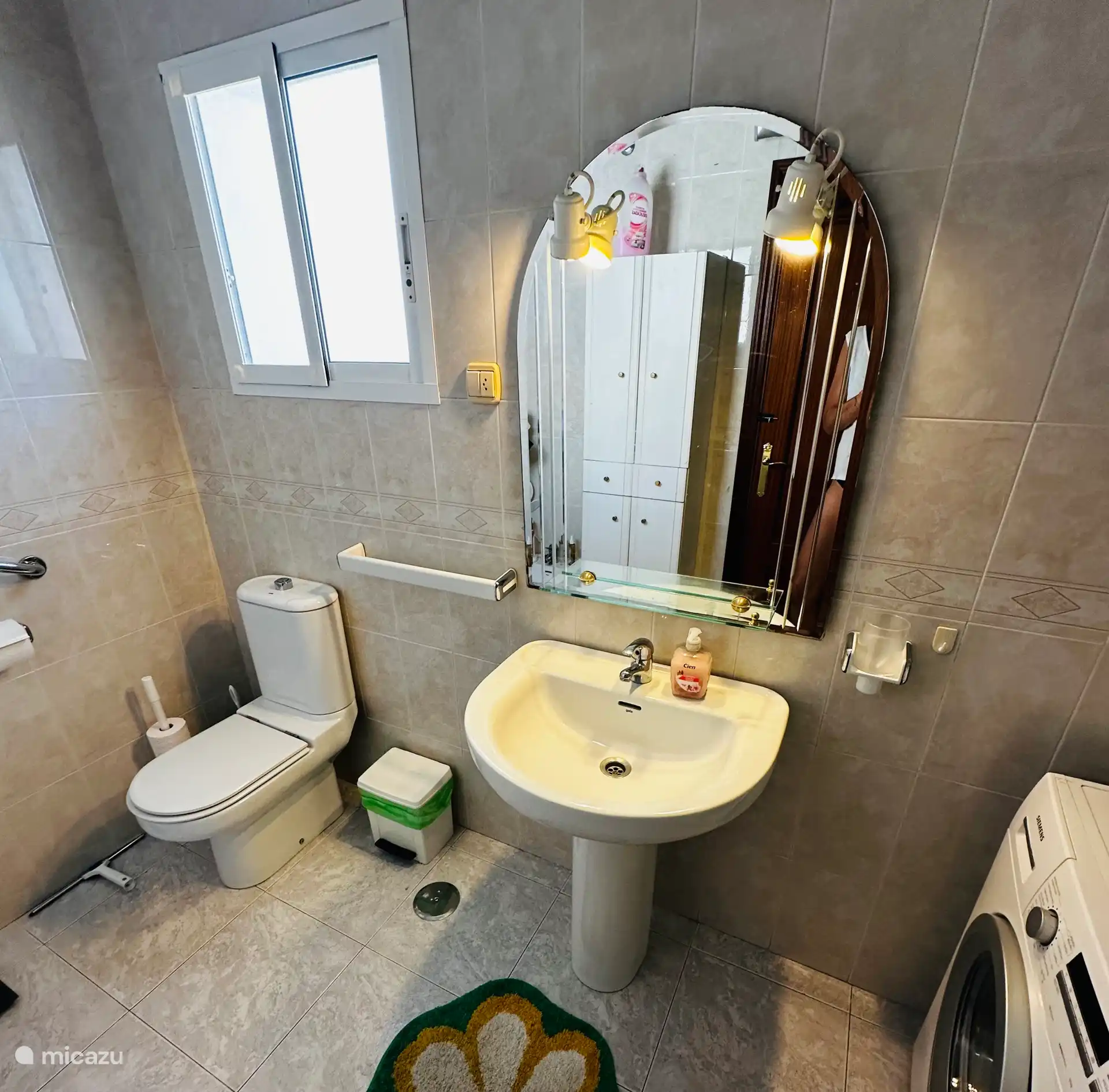 Gemeinschaftsbad. Mit Schrank Platz für Handtücher etc. 