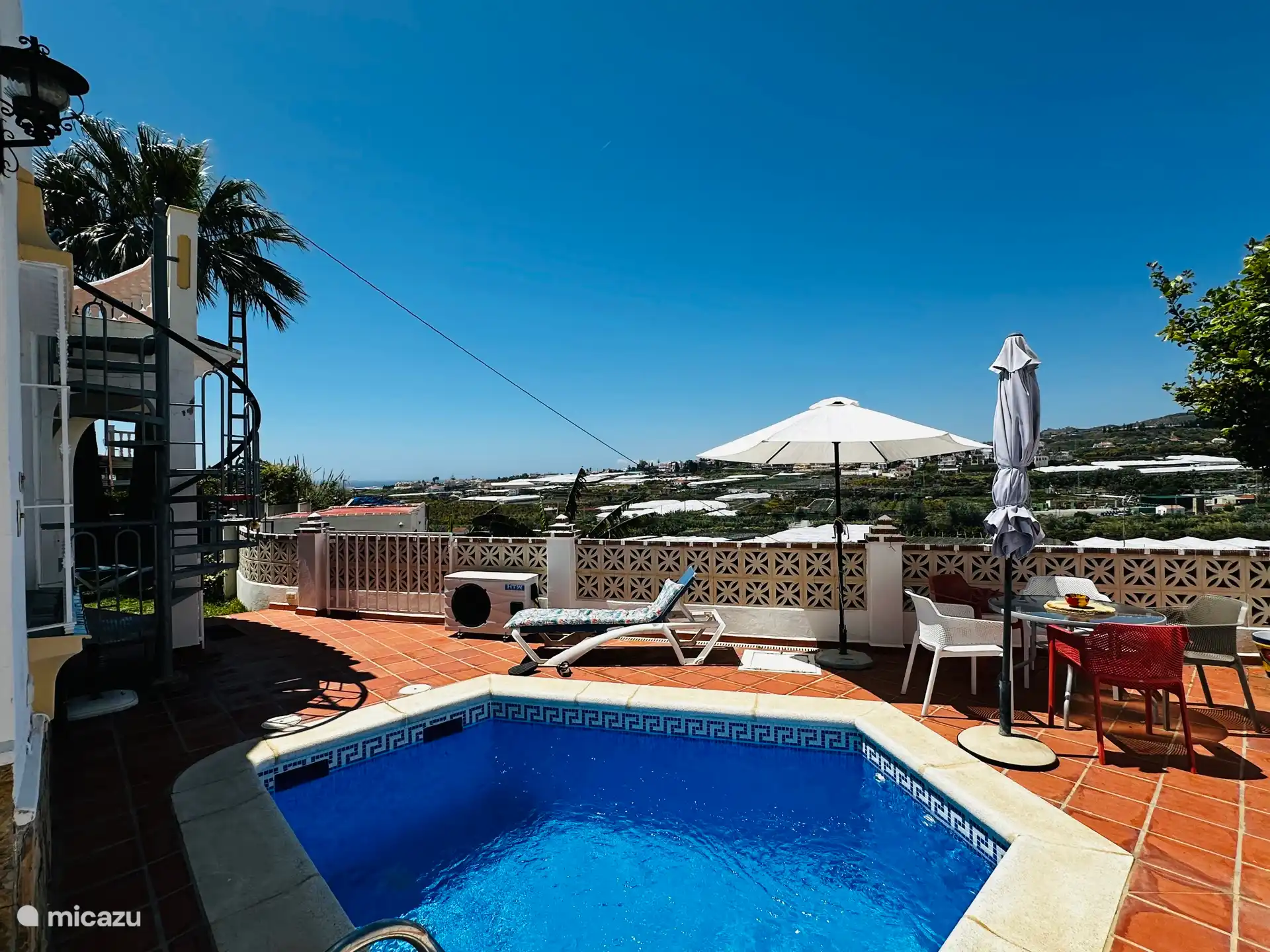 Der Pool kann beheizt werden, siehe Wärmepumpe. Treppe zur Dachterrasse. 