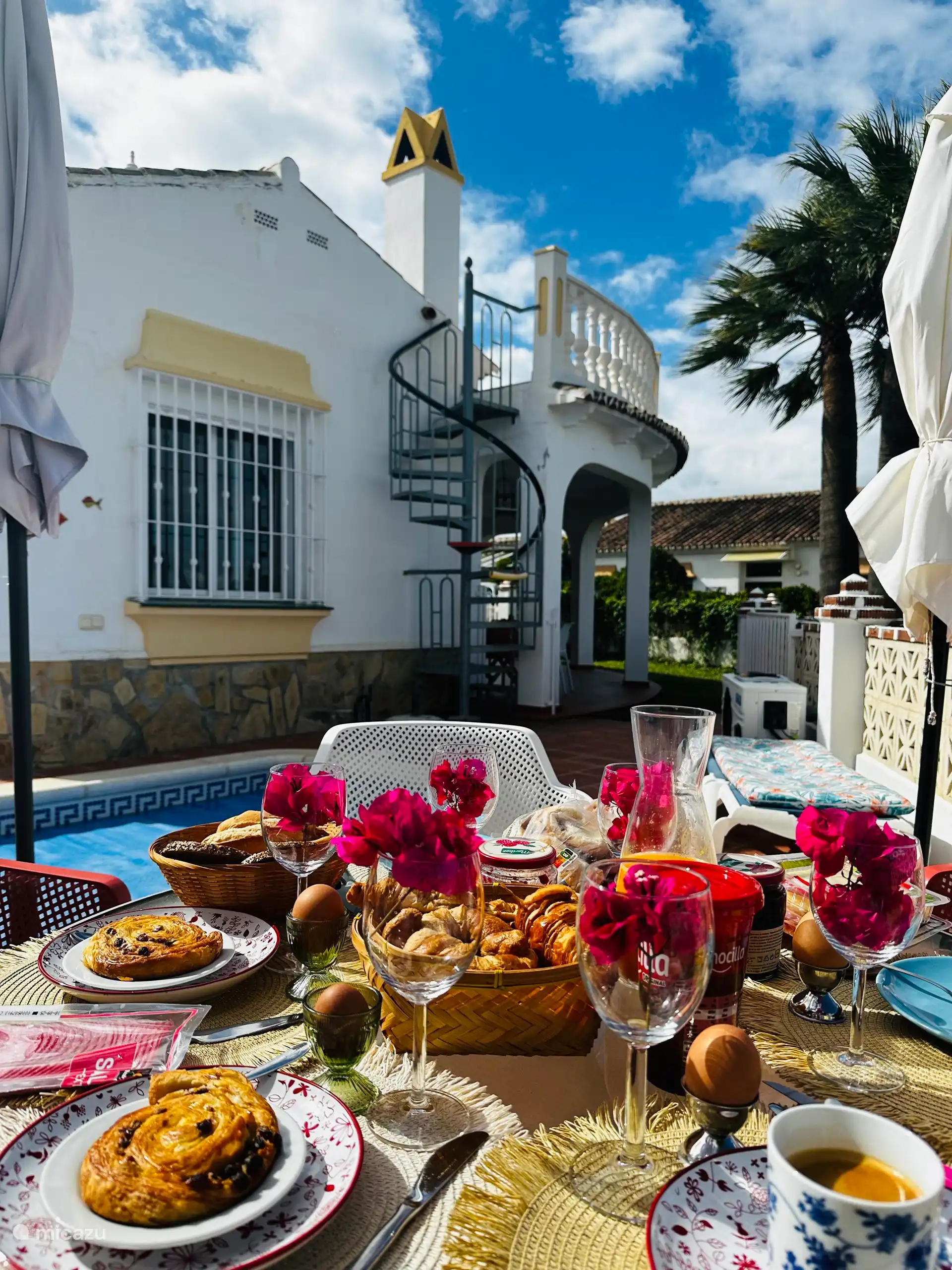 Das Frühstück am Pool ist das ganze Jahr über möglich. 