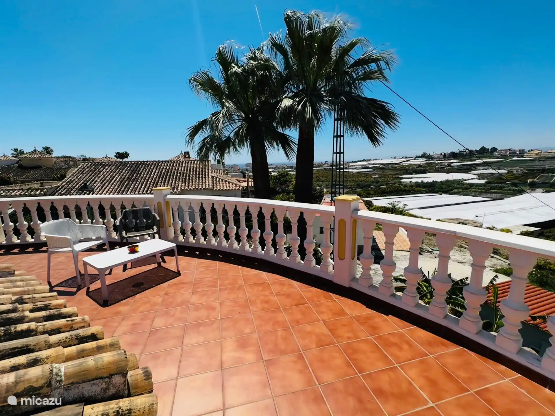 Große Dachterrasse mit Blick auf das Meer. 