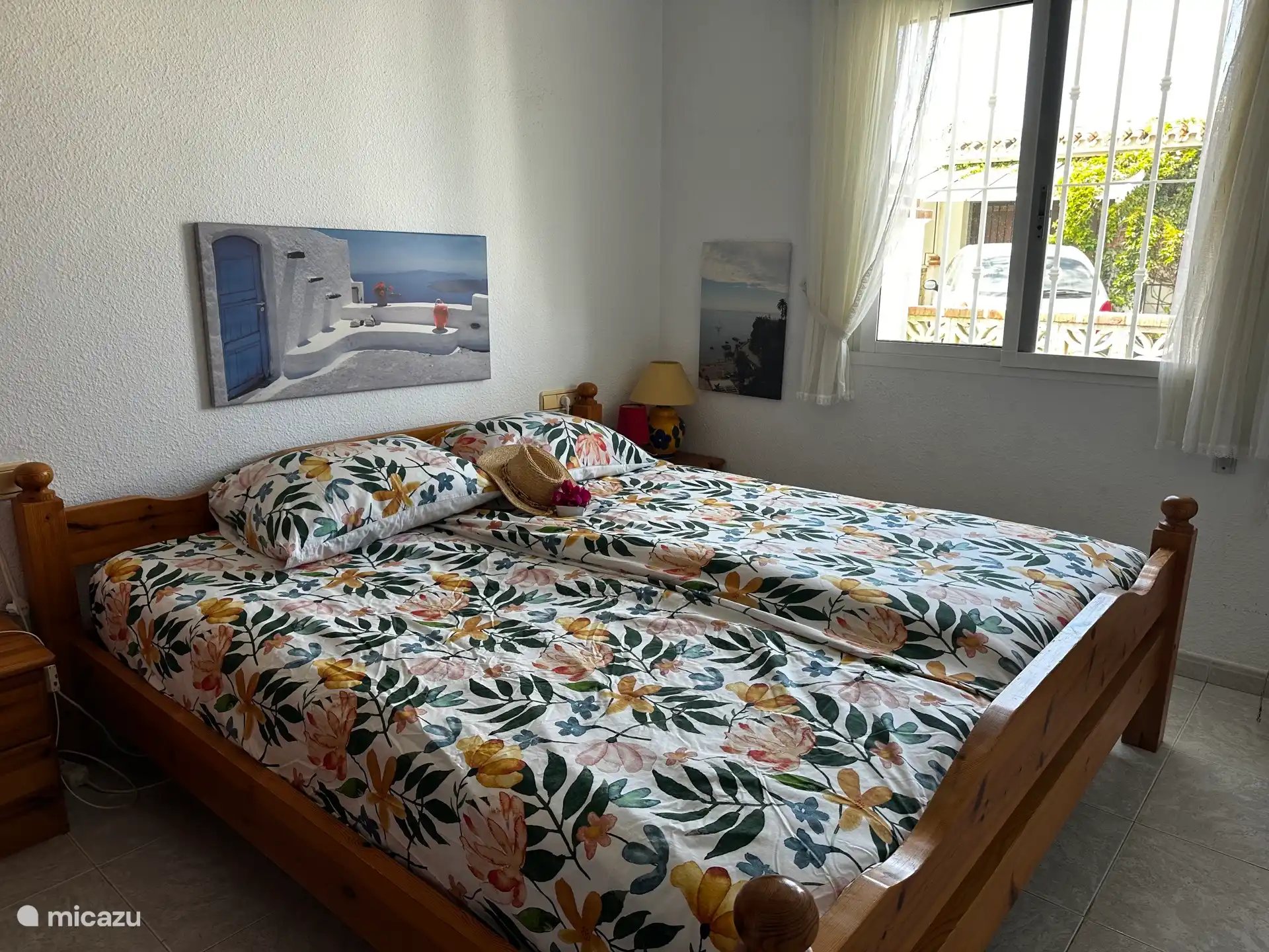 Erstes Schlafzimmer. Mit Klimaanlage, Deckenventilator und großem Einbauschrank. 
