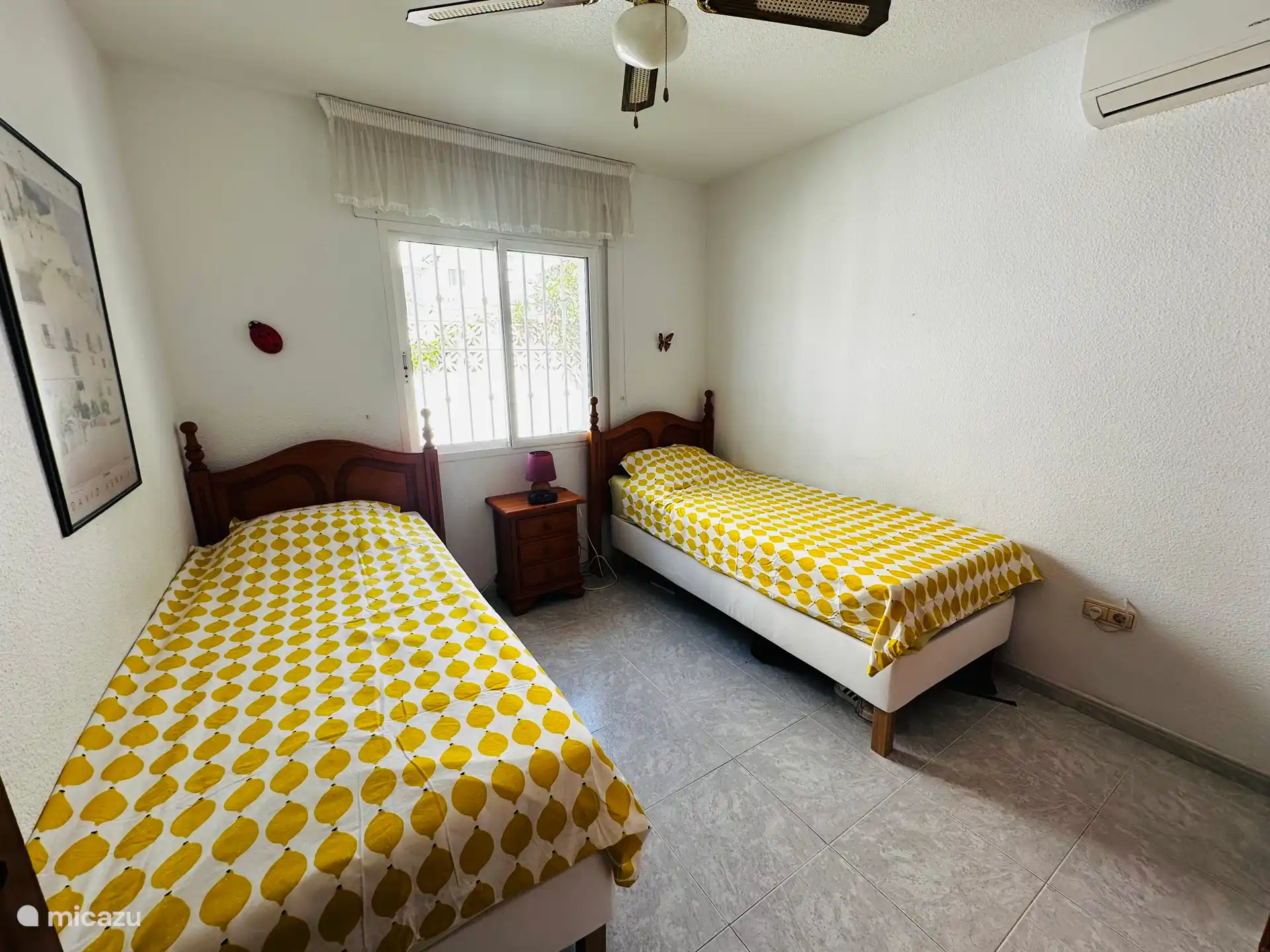 Zweites Schlafzimmer. Auch hier gibt es Klimaanlage, Deckenventilator und großen Einbauschrank.