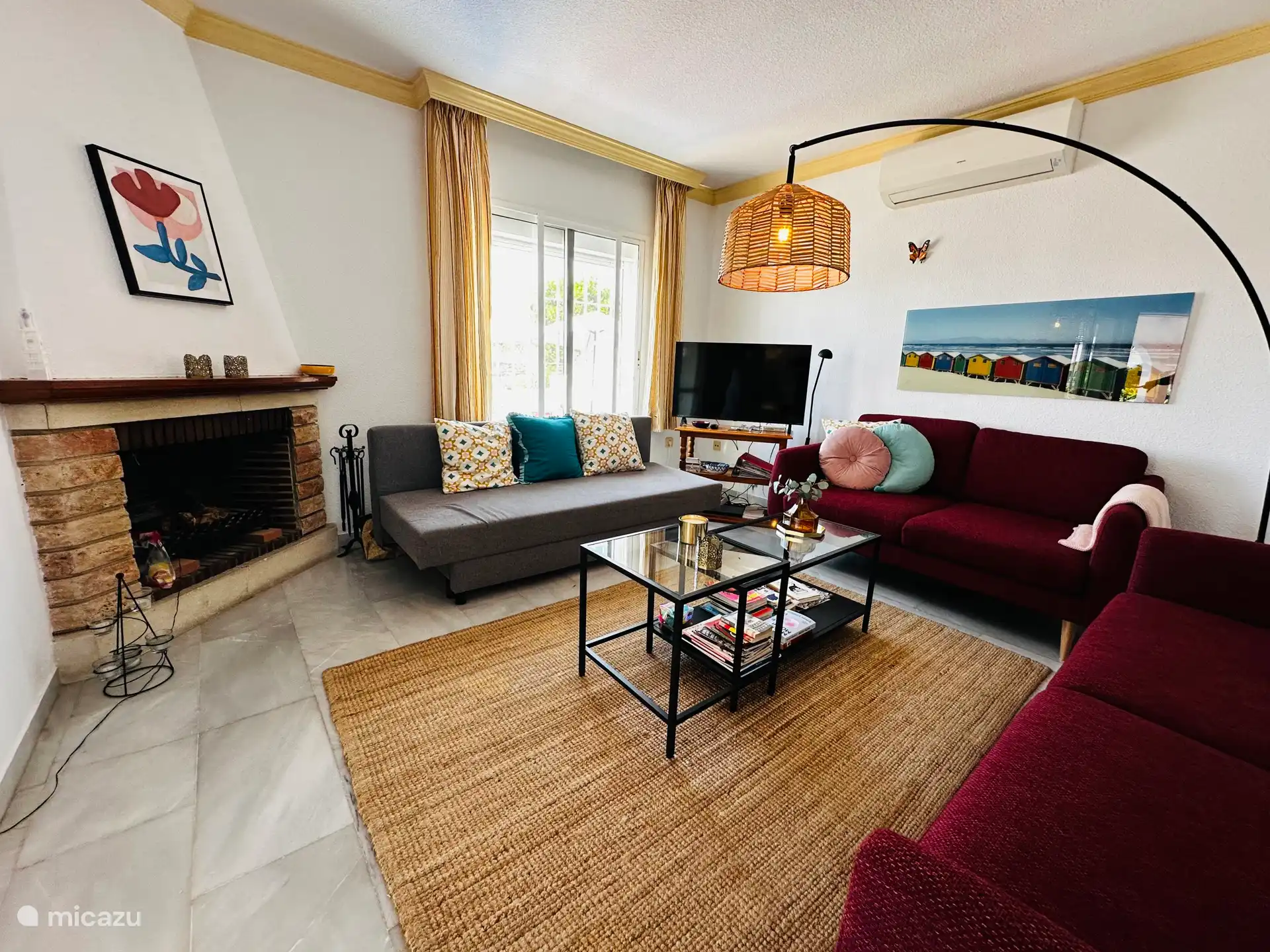 Gemeinsame Sitzecke mit Klimaanlage, TV, Schlafsofa und Kamin.