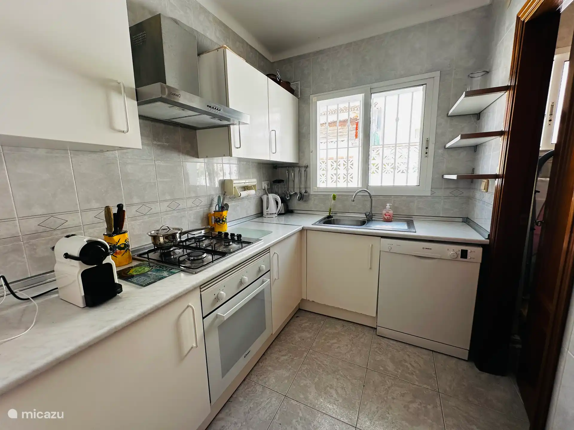 Komplette Küche mit Geschirrspüler, Backofen, Herd, Mikrowelle etc. etc. 