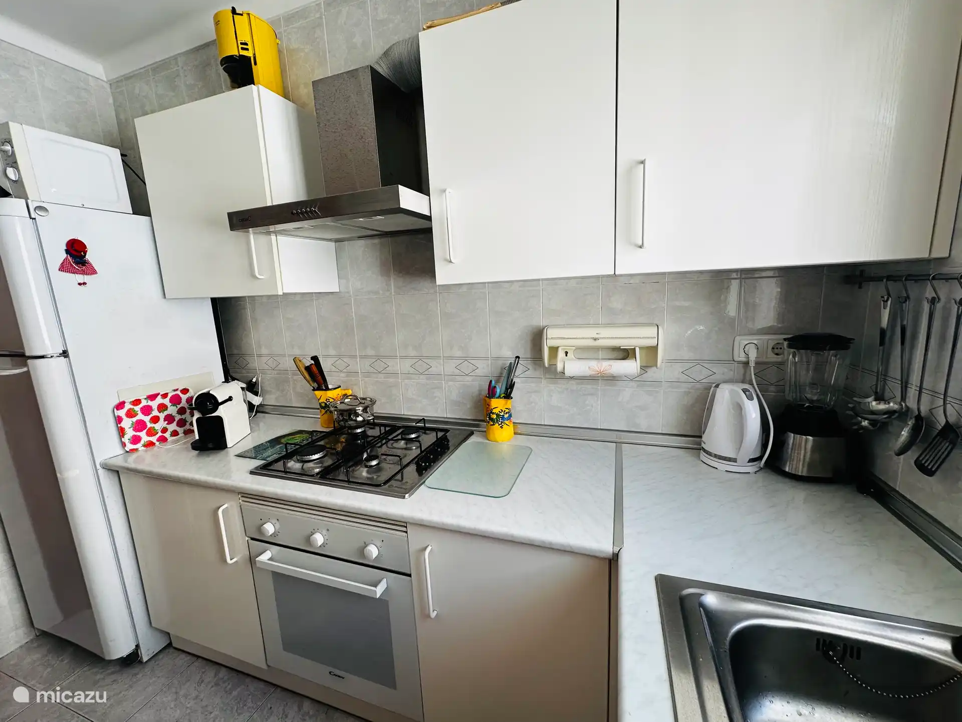 Großer Kühlschrank mit Gefrierfach in der Küche. Mehrere Kaffeemaschinen. 