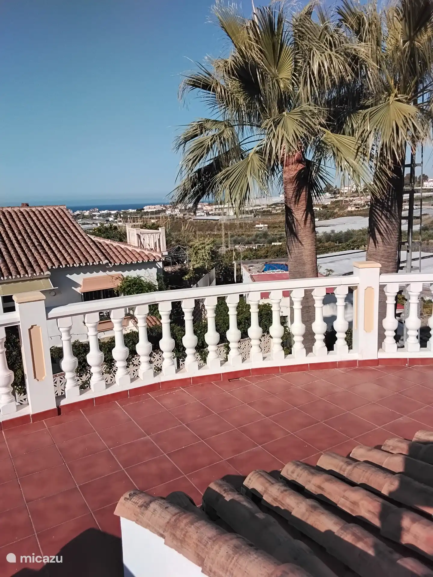 Blick über das Meer und die Umgebung von der Dachterrasse aus. 