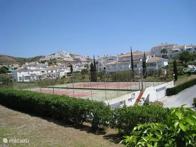 Die beiden Tennisplätze für die Anwohner. Das Hotel liegt neben dem Schwimmbad unserer Nachbarschaft.  Immer kostenlos für Sie nutzbar. Gute Tennisschläger stehen in unserem Haus zur Verfügung. 