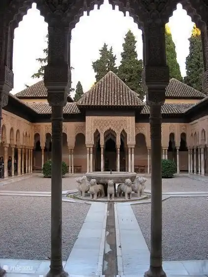 Leeuwenhof, Alhambra. 
Die neue Autobahn nach Granada ist nun in einer Stunde mit dem Auto zu erreichen. Die ALHAMBRA ist ein Highlight in Andalusien.