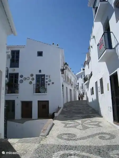 Straße in Frigiliana; man sagt das schönste weiße Dorf Andalusiens; 10 km von Villa Andrea entfernt.