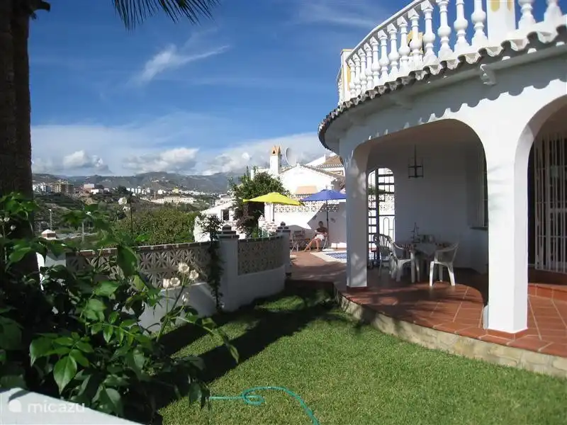 Teil des Gartens; Terrasse unterhalb der Dachterrasse und im Hintergrund die Poolterrasse.