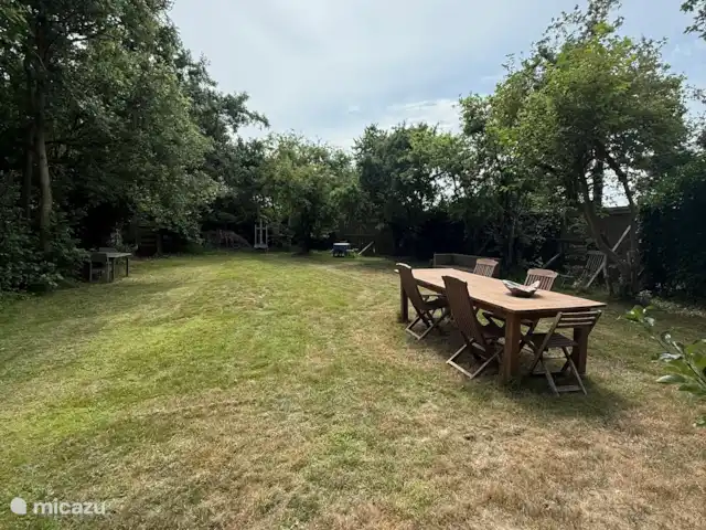 Playa en Países Bajos, Holanda del Norte, Bergen - casa vacacional Jardín con mesas de comedor