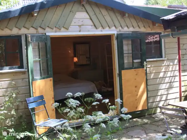Playa en Países Bajos, Holanda del Norte, Bergen - casa vacacional 3er dormitorio en el estudio desde la terraza privada. El sofá del video ahora está en la sala de estar y ahora hay pinturas en stock en el lugar del sofá. Paso por la parte trasera a la cocina y al aseo/ducha.