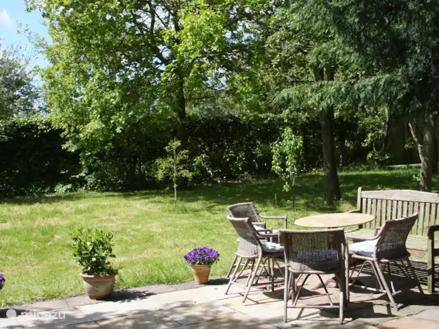 Playa en Países Bajos, Holanda del Norte, Bergen - casa vacacional Asientos en la terraza cerca del gran césped.