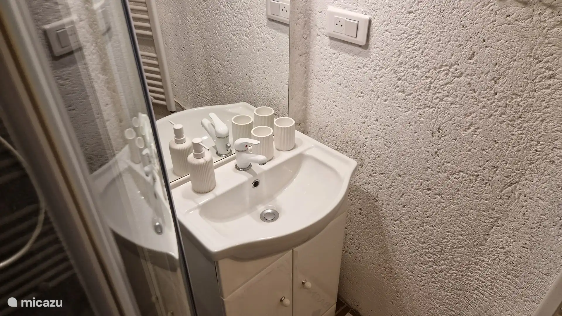 Badkamer met toilet en douche