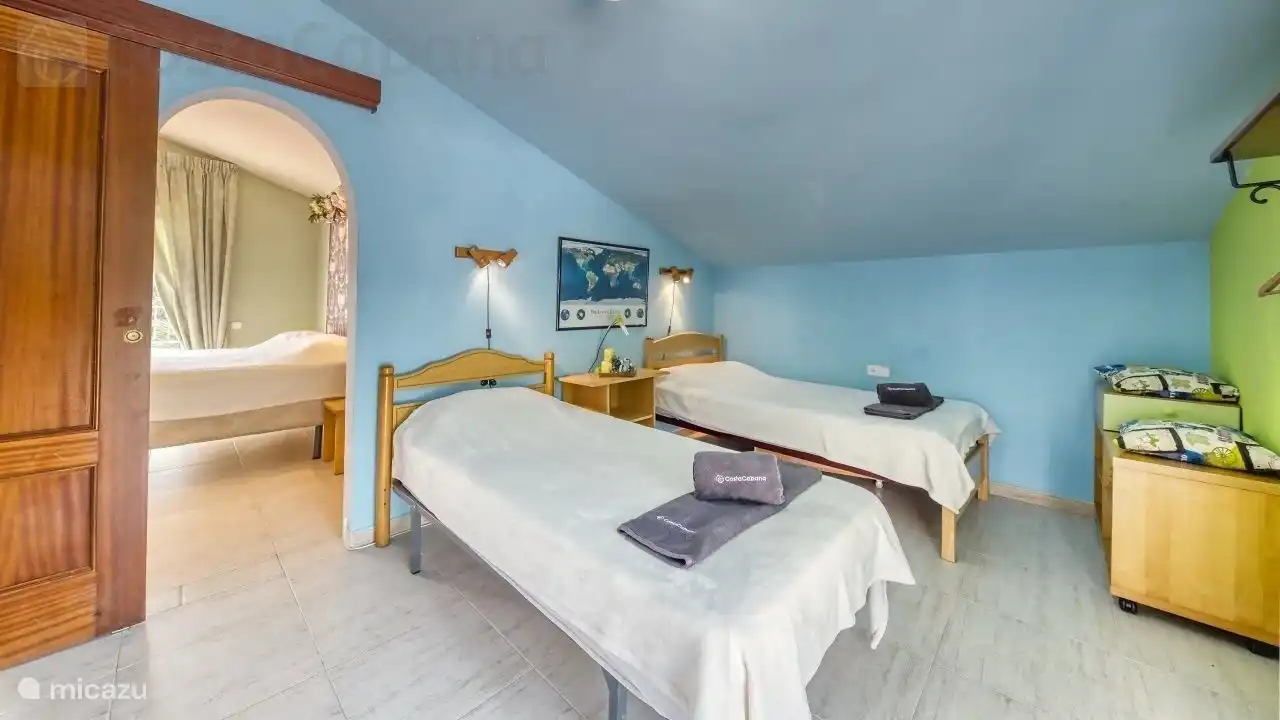 Slaap- en zitgelegenheid in 1 van de appartementen boven