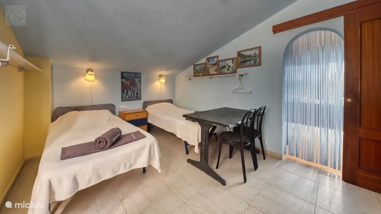 Slaap- en zitgelegenheid in 1 van de appartementen boven