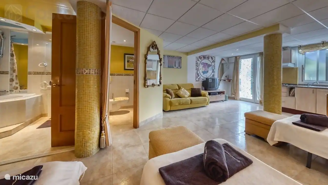 Zitgedeelte in het appartement linksonder