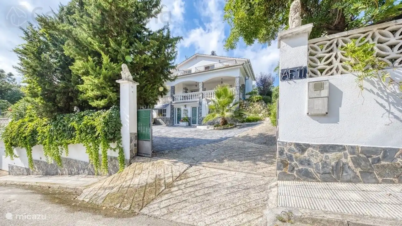 Villa vanaf de straatzijde