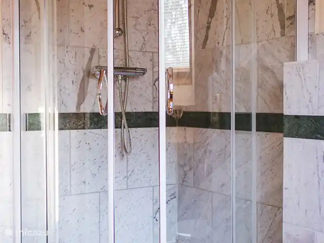 casa de campo / castillo en Países Bajos, Groninga, Westerwolde – Casa Iris, con piscina cubierta cálida privada Baño 1
