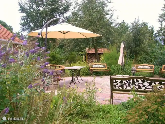 casa de campo / castillo en Países Bajos, Groninga, Westerwolde – Casa Iris, con piscina cubierta cálida privada Terraza frente al jardín de la casa