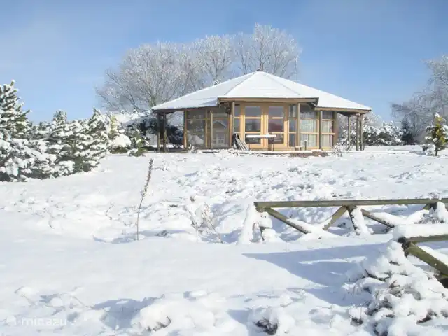 't Heide-huisje, airco en uitzicht huren in Nederland, Groningen, Westerwolde - vakantiehuis In de winter,
 behaaglijk warm binnen.
't Heide Huisje. Bijzonder en eens geheel wat anders, midden in de heide , met uitzicht op een meertje. Grenzend aan een natuurreservaat. Romantisch en gezellig.