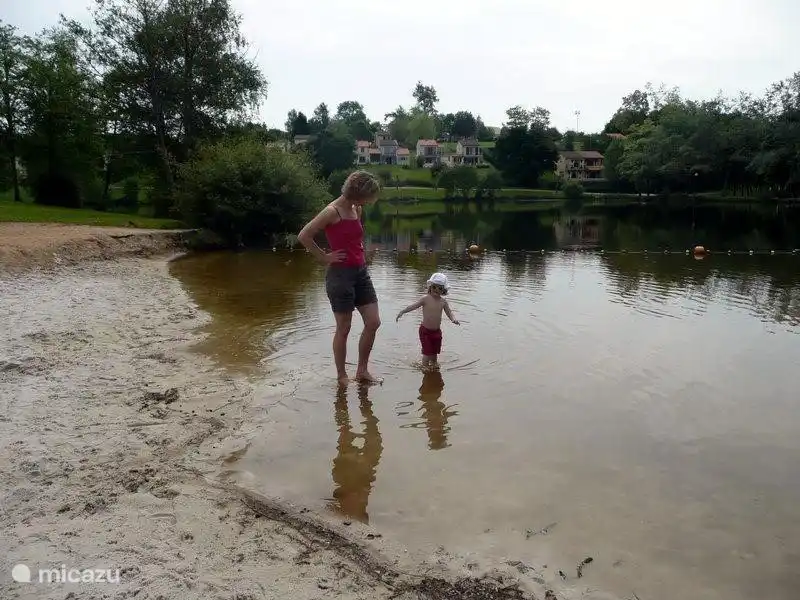 Avril au Lac ! notre maison est de l'autre côté de la rue.