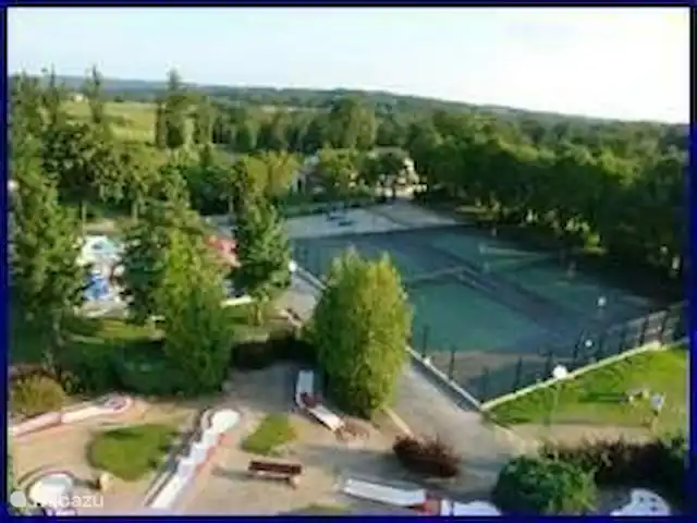 Village le Chat, Maison Meermin | France, Charente, Écuras - maison de vacances Courts de tennis dans notre propre parc à 100 mètres de la maison ! A côté se trouve un restaurant et une boutique.