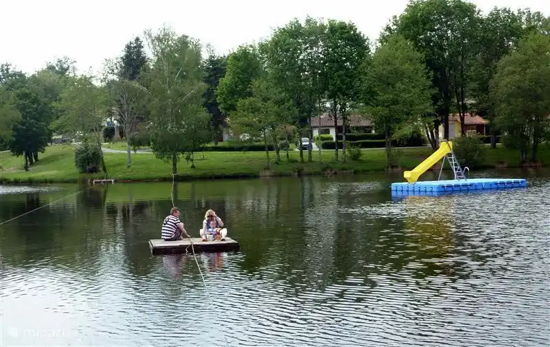 Au fond de notre jardin, vous pouvez monter sur le radeau ou aller vous baigner tout de suite ! Recommandé. Le toboggan et la belle plage de sable sont également des attractions majeures. La pêche se passe également en abondance.
