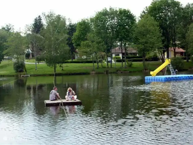 Village le Chat, Maison Meermin | France, Charente, Écuras - maison de vacances Au fond de notre jardin, vous pouvez monter sur le radeau ou aller vous baigner tout de suite ! Recommandé. Le toboggan et la belle plage de sable sont également des attractions majeures. La pêche se passe également en abondance.