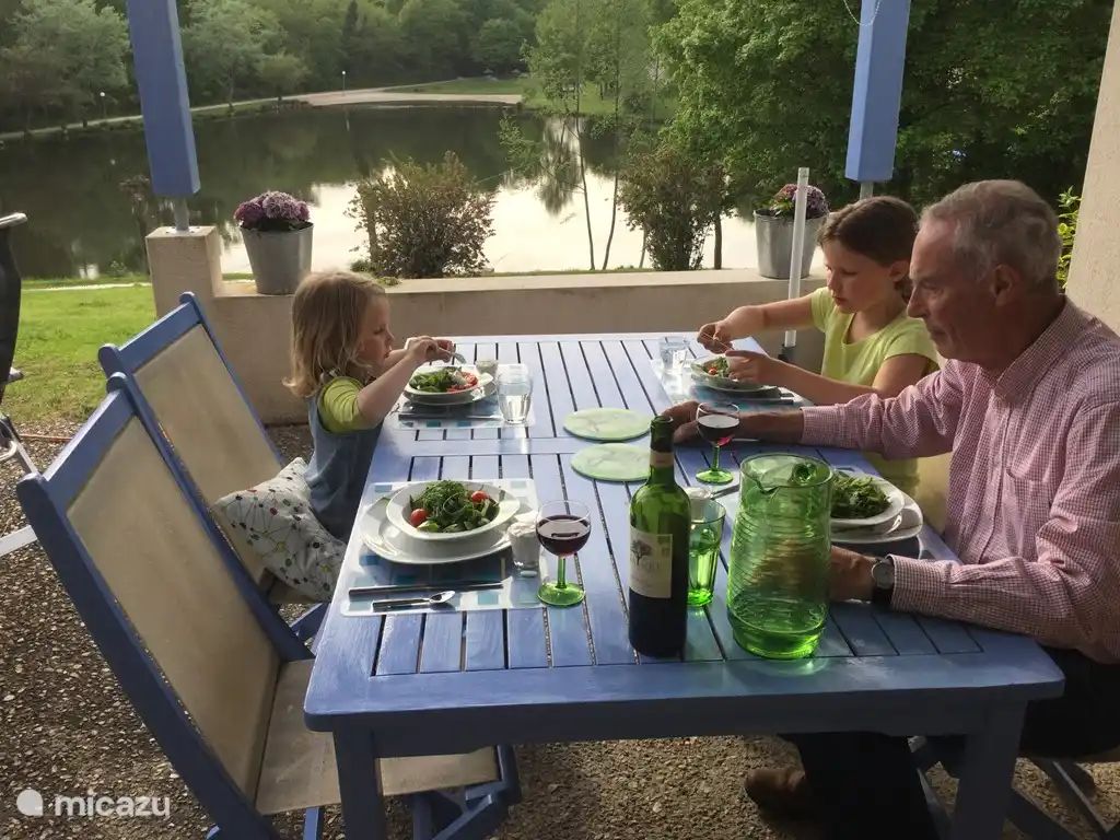 Dîner cosy sur une grande terrasse en partie couverte !