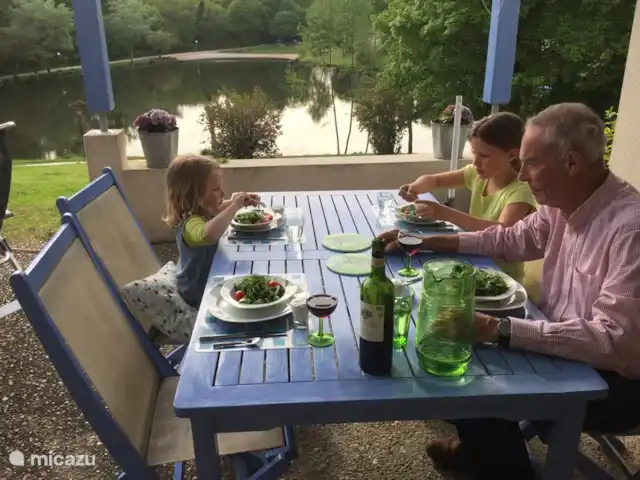 Village le Chat, Maison Meermin | France, Charente, Écuras - maison de vacances Dîner cosy sur une grande terrasse en partie couverte !