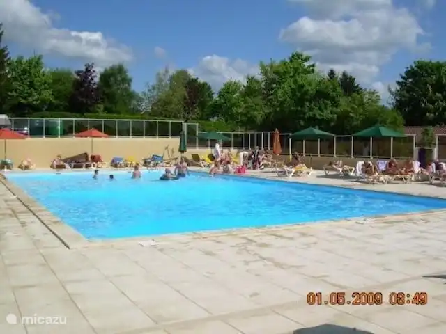 Village le Chat, Maison Meermin | France, Charente, Écuras - maison de vacances la piscine est à proximité à moins de 100 mètres de la maison ainsi que les courts de tennis et le restaurant.