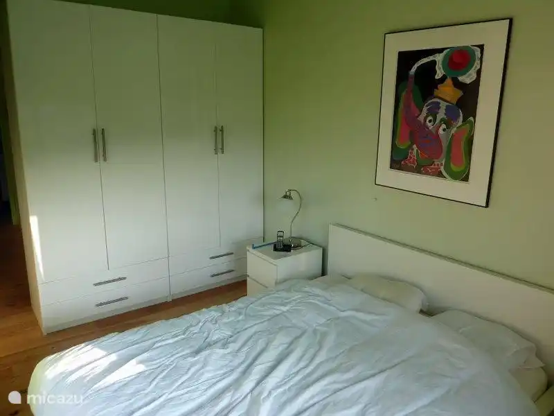 Joli grand placard dans la chambre du bas et affiche d'art au mur !