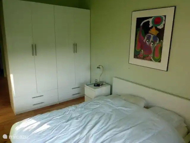 Village le Chat, Maison Meermin | France, Charente, Écuras - maison de vacances Joli grand placard dans la chambre du bas et affiche d'art au mur !