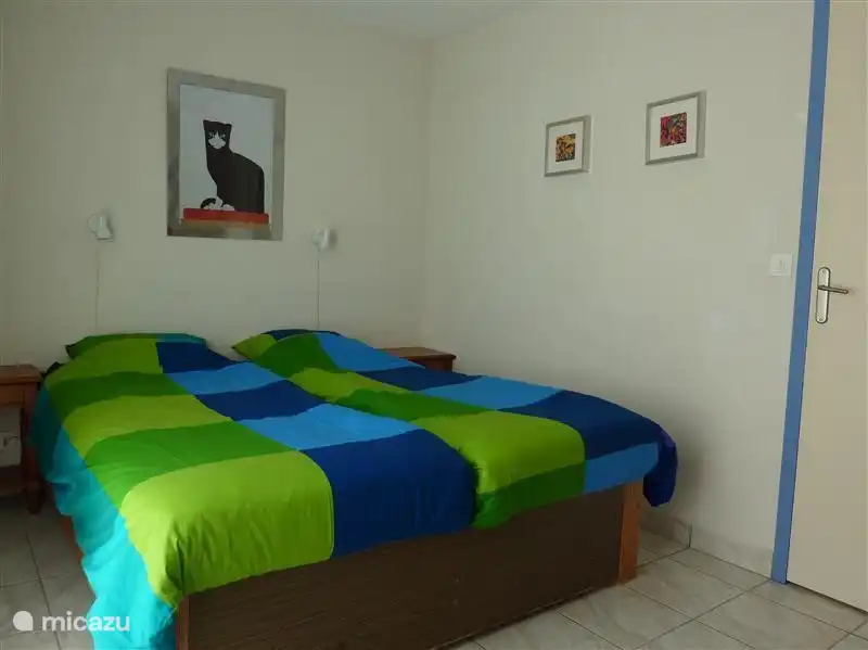 2e grande chambre, avec portes coulissantes donnant sur le balcon et aussi une superbe vue sur le lac.