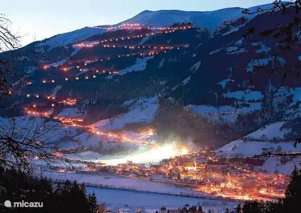 Die beleuchtete Rodelbahn Mo weniger als 14 km lang.