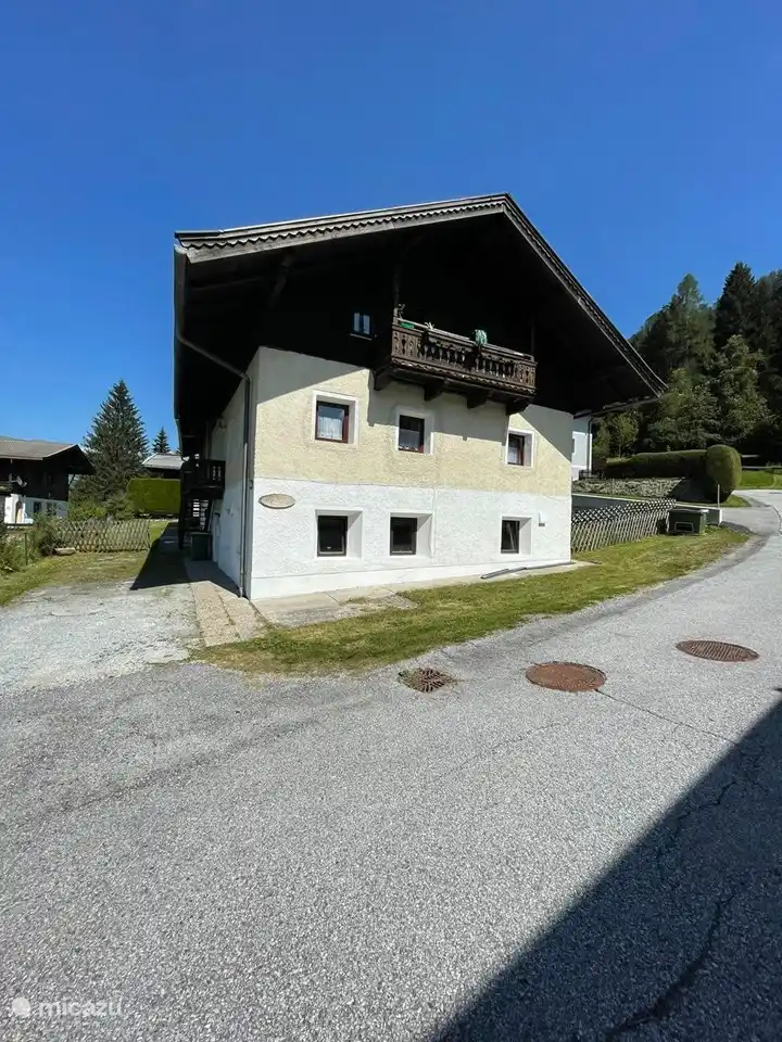 Dieses komfortable Ferienhaus befindet sich in einer herrlichen Lage im Bereich der Hohen Tauern. Diese Ferienwohnung umfasst das gesamte Erdgeschoss, hat eine ruhige aber dennoch zentrale Lage idealer Ausgangspunkt für Ihren Skiurlaub