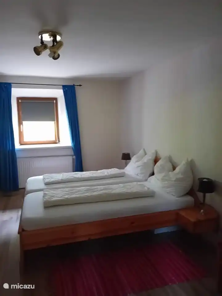 Familienschlafzimmer mit Doppelbett und Etagenbett