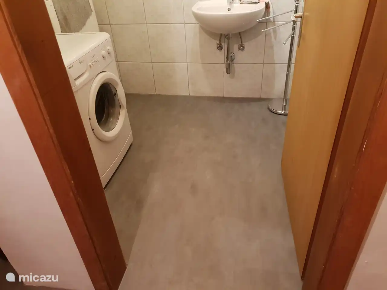 Badezimmer mit Waschmaschine