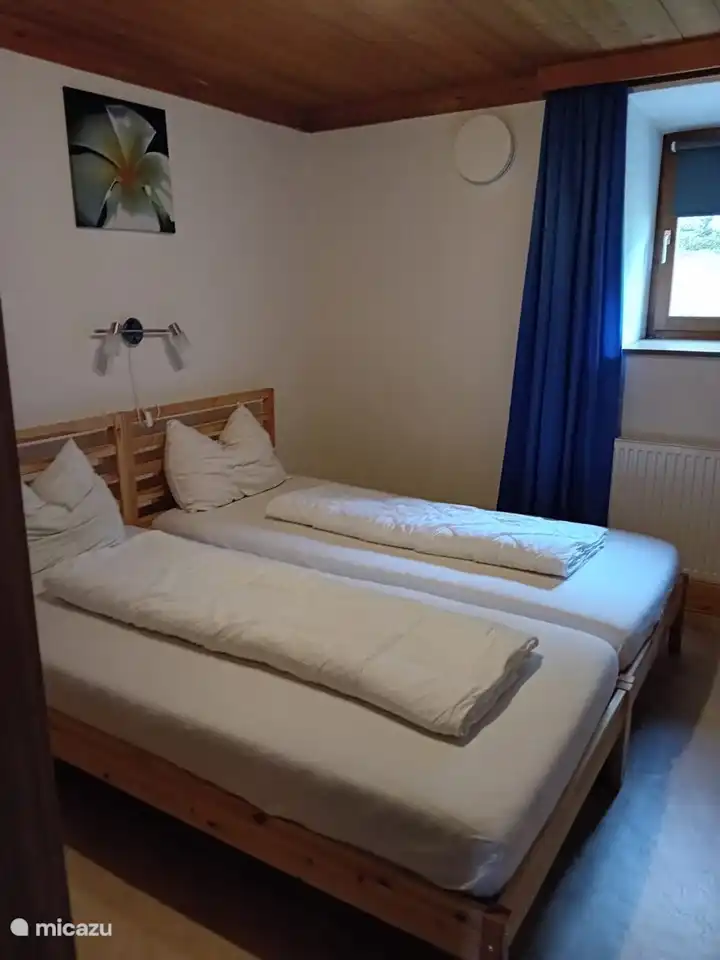 Schlafzimmer neben der Küche mit Doppelbett