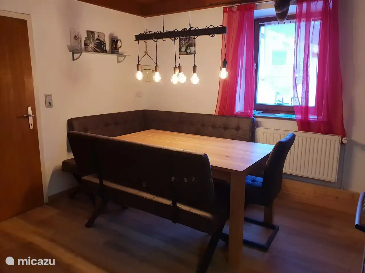 Die erneuerte Sitzecke, wo Sie mit der ganzen Familie essen, Spiele spielen usw. können