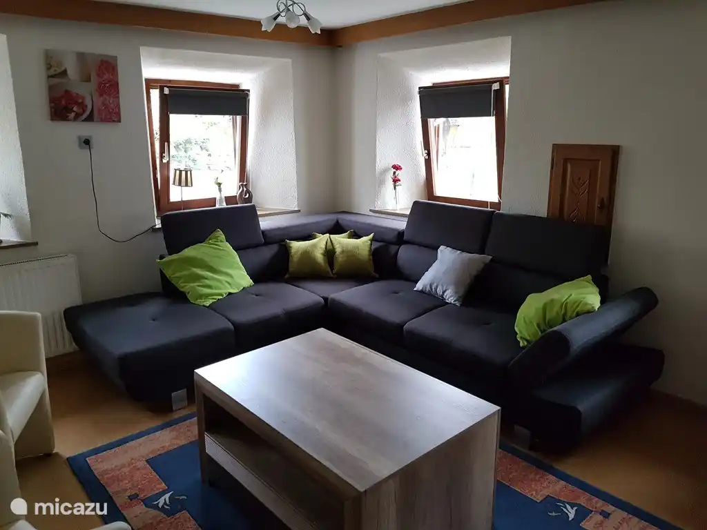 Wohnzimmer mit neuen Ecksofa