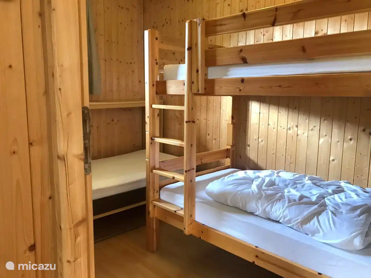 Chambre avec lits superposés et un lit simple