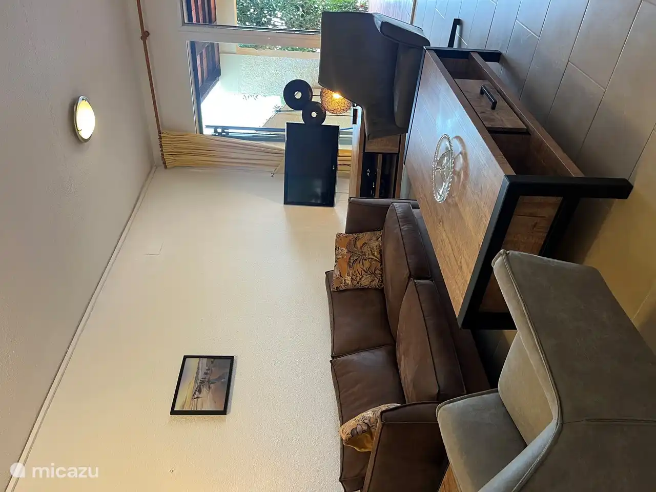 The cozy sitting area with satellite TV including Dutch channels.