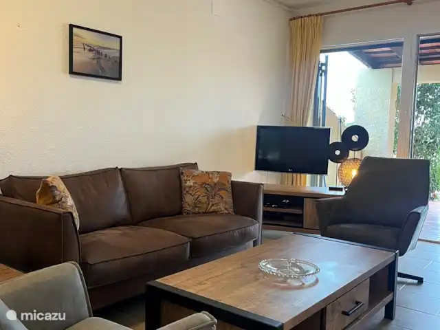 Palmera  | Espagne, Costa Brava, L'Estartit - bungalow Le coin salon confortable avec télévision par satellite, y compris les chaînes néerlandaises.